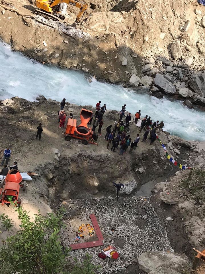 दुधकोशी नदीमा बन्ने माप्य -खुम्बु मितेरी पुलको शिलान्यास