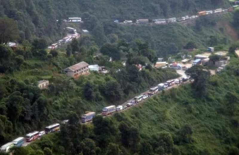 नागढुंगा नौबिसे सडकखण्डमा जाम हुँदा रुपलाल शाहको बसमै मृत्यु