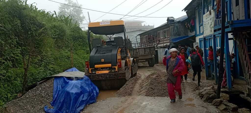 वडा कार्यालयसम्मको सडकमा ग्रावेलको कार्य सुरु