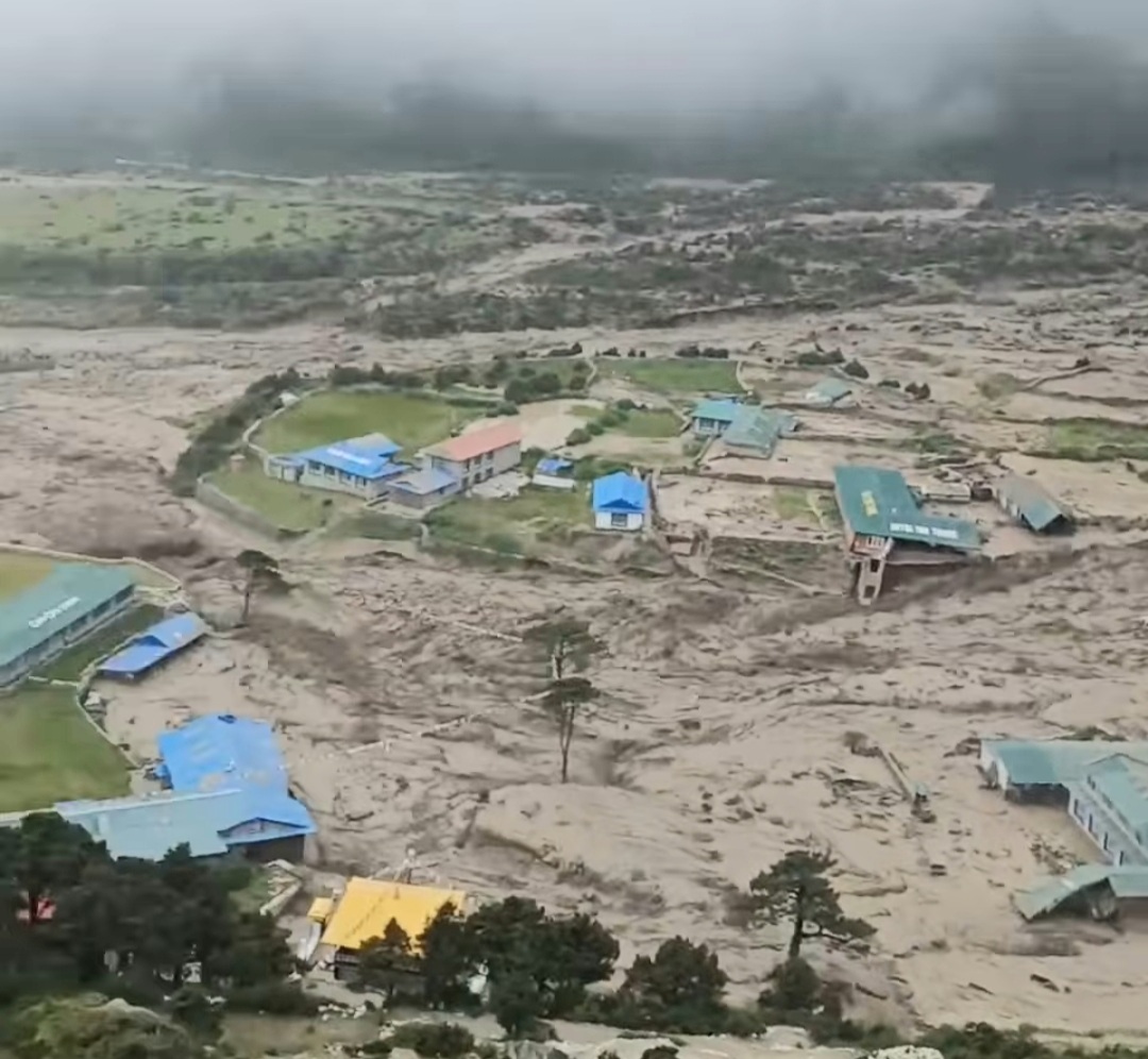 खुम्बु - टासीलाप्चा पास क्षेत्रमा रहेको पोखरीहरू फुट्दा १२ वटा  घर, बगायो